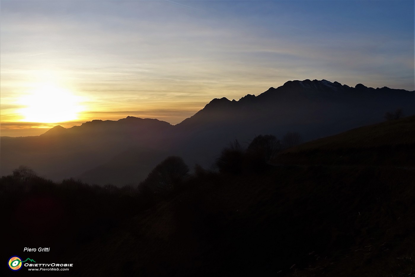 95 ...mentre il sole tramonta sul Monte Ocone.JPG